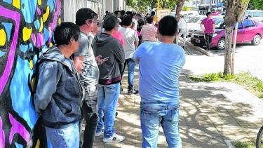 La espera sobre la vereda de calle Rivadavia, ayer por la mañana. Ayudas sociales, la excusa formal en los expedientes. 