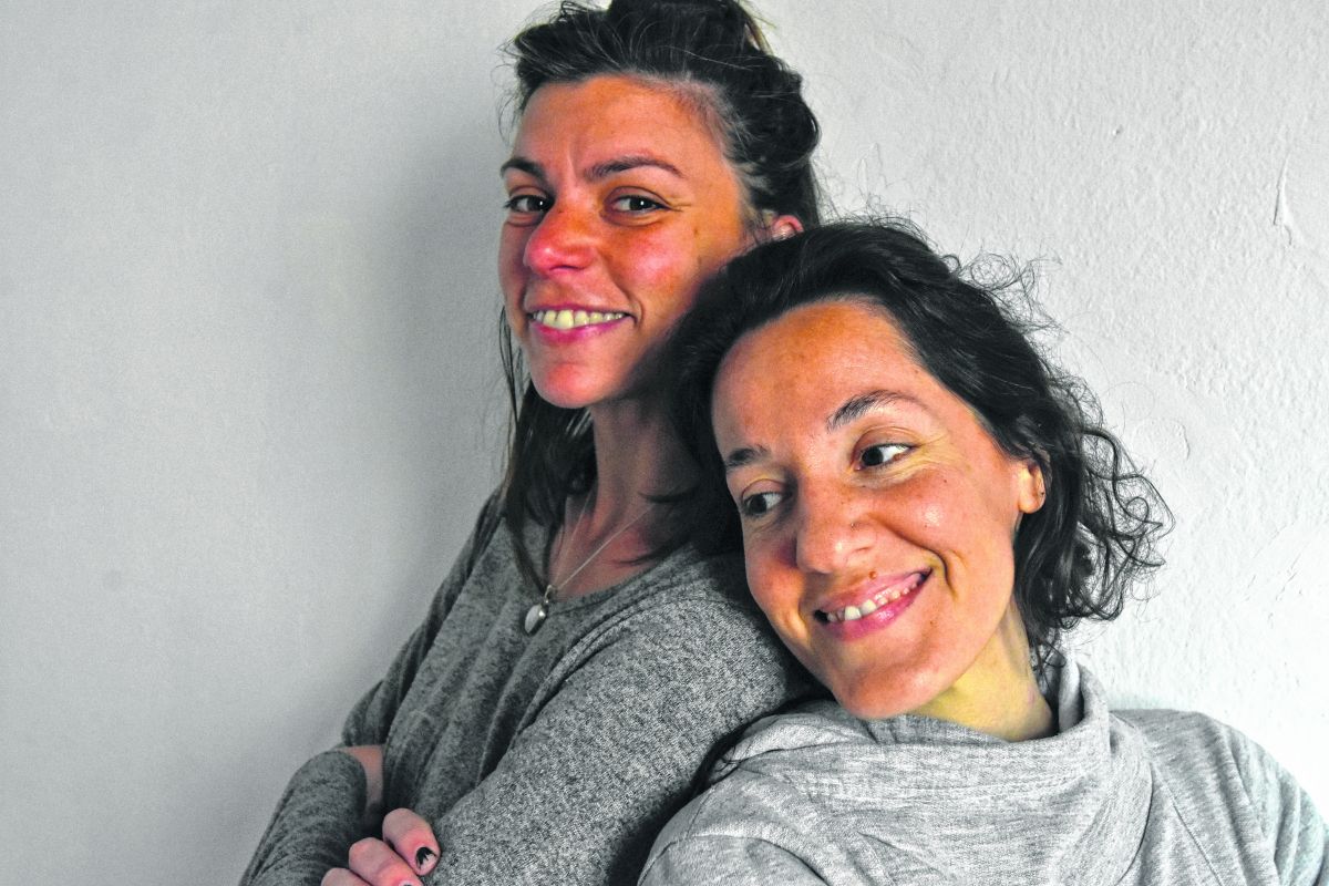 Soledad González y Laura Raiteri, quienes junto a María Robín, dieron forma a una obra escrita hace casi diez años. (Foto: César Izza)