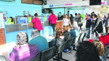 Las delegaciones recibieron ayer muchas consultas. Derivados de las farmacias, los afiliados llevaban sus inquietudes al Ipross. 