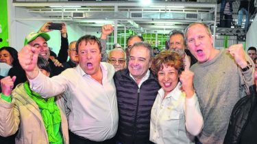 Alegría desbordante en Viedma. Weretilneck, Pesatti, Carreras y Palmieri no ocultaban anoche su satisfacción por lograr la intendencia de la Capital. (Foto: Marcelo Ochoa)