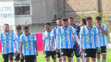 Las miradas clavadas en el piso sintetizan la decepción del equipo albiceleste tras caer ante los mendocinos.