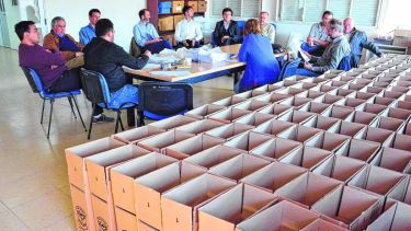 En Viedma, todo listo para votar.  Junta Electoral Municipal y los apoderados en los últimos contactos previos al comicio de hoy. (Foto: Marcelo Ochoa)