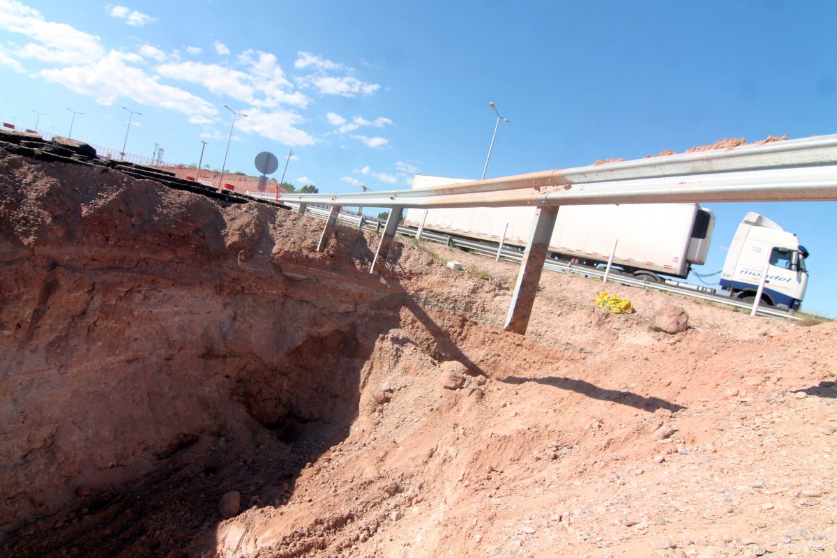 La rotura de un caño cloacal originó el socavón en la Autovía Norte. Foto: Oscar Livera