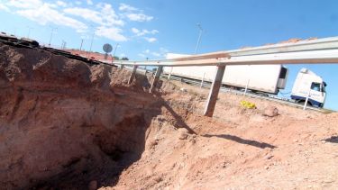La rotura de un caño cloacal originó el socavón en la Autovía Norte. Foto: Oscar Livera