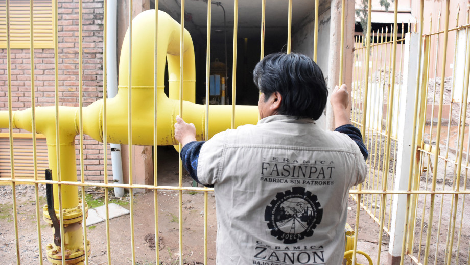 La amenaza del corte de suministro de gas pone en peligro la producción de Zanon. (Archivo Juan Thomes)