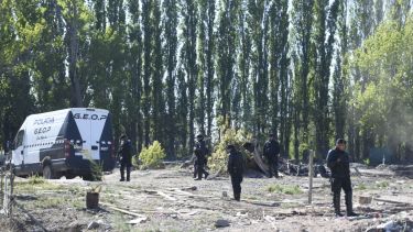 La policía custodiaba esta mañana los predios desalojados. (Foto: Juan Thomes.-)