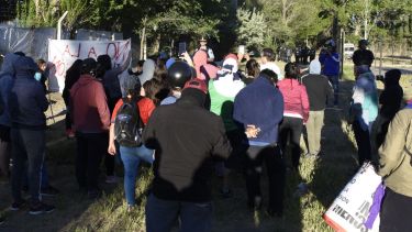 Los vecinos consideraron que la reunión de ayer con el Gobierno fracasó y regresaron al predio. (Archivo Juan Thomes).-