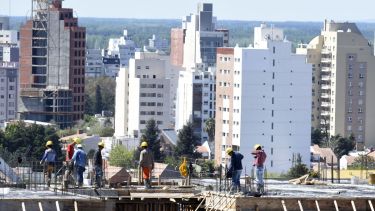El arquitecto Roberto Frangella cuestiona la proliferación de edificios que avanzan sobre la barda (Foto: Juan Thomes)