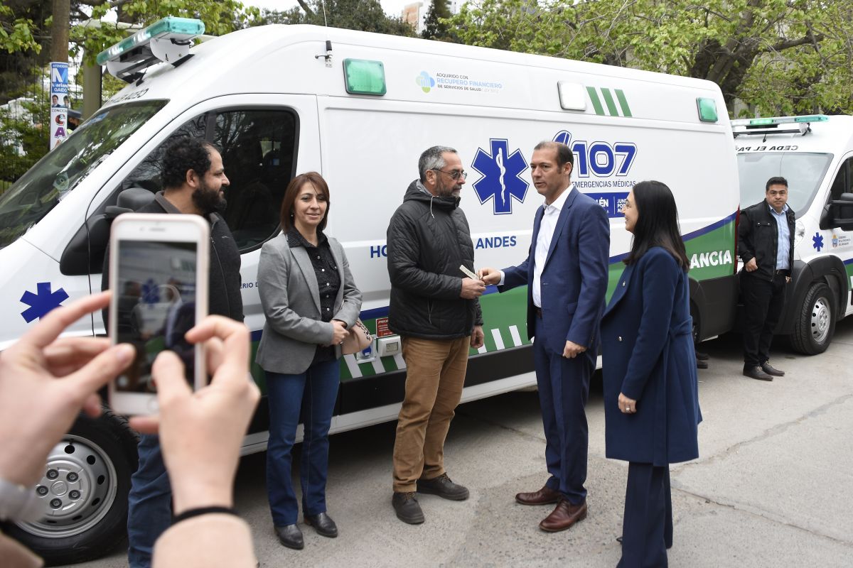 El gobernador neuquino encabezó el acto de entrega de las ambulancias. (Foto: Juan Thomes)