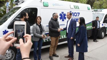El gobernador neuquino encabezó el acto de entrega de las ambulancias. (Foto: Juan Thomes)