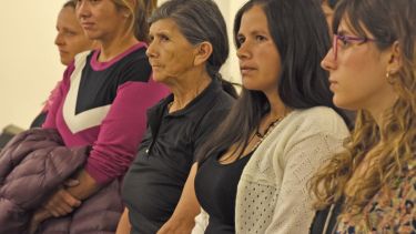 Las hermanas y la madre de Delia asisten todos los días al debate, junto con asistentes que las acompañan. Foto Juan Thomes.