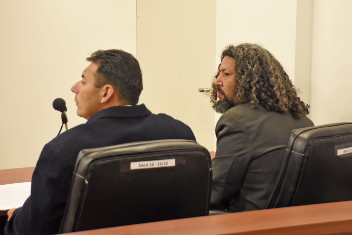 Salas, a la derecha, junto a su abogado Nahuel Urra, en la audiencia de ayer. Cumple una condena a 15 años por homicidio. Foto: Juan Thomes.