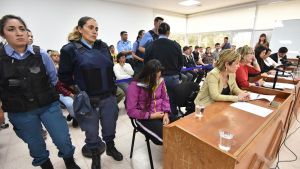 Exigen juicio para la policía que mató a su pareja en Plaza Huincul