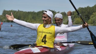 Franco Balboa, adelante, se colgó la medalla de bronce en la distancia corta. (Foto: archivo)