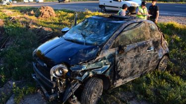 Así quedó el Fiat 500 después del vuelco en el desagüe. - (Foto: Andrés Maripe)