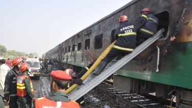 Tragedia en Pakistán: 73 los muertos por la explosión de una garrafa. Foto: AP