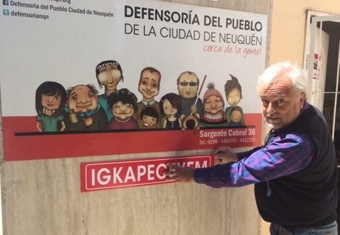 El defensor del pueblo, Ricardo Riva, instaló carteles en mapuche en su oficina. Foto Prensa Defensoría del Pueblo de la ciudad de Neuquén