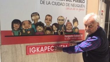 El defensor del pueblo, Ricardo Riva, instaló carteles en mapuche en su oficina. Foto Prensa Defensoría del Pueblo de la ciudad de Neuquén