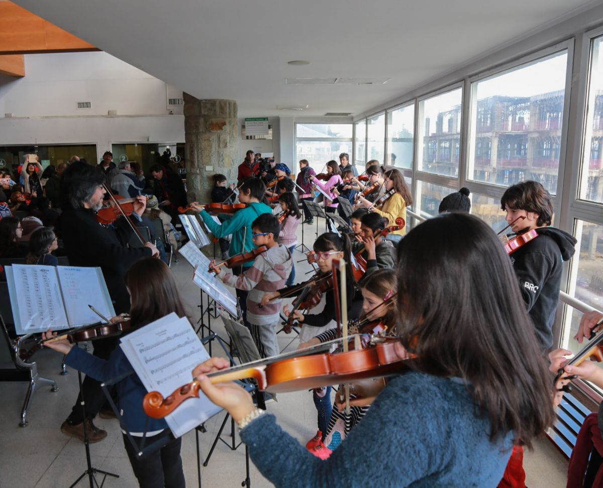 La orquesta escuela de cuerdas Musiconautas con la presentación de Camerata Nova en el hospital de Bariloche. Gentilza