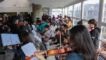 La orquesta escuela de cuerdas Musiconautas con la presentación de Camerata Nova en el hospital de Bariloche. Gentilza