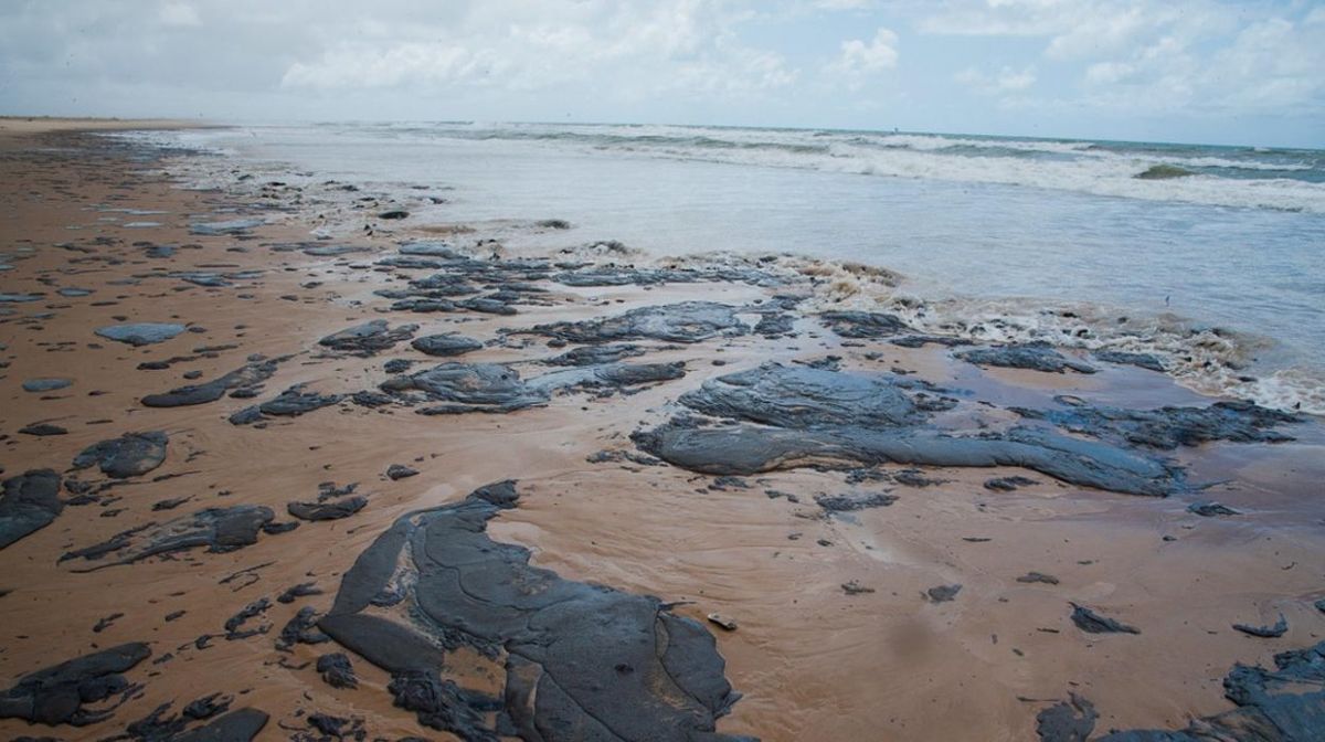 Las manchas de petróleo que han contaminado más de 130 playas es un desastre "sin precedentes" en Brasil.