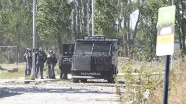En Boer y Tronador los efectivos policiales con carros blindados custodiaban en terreno.