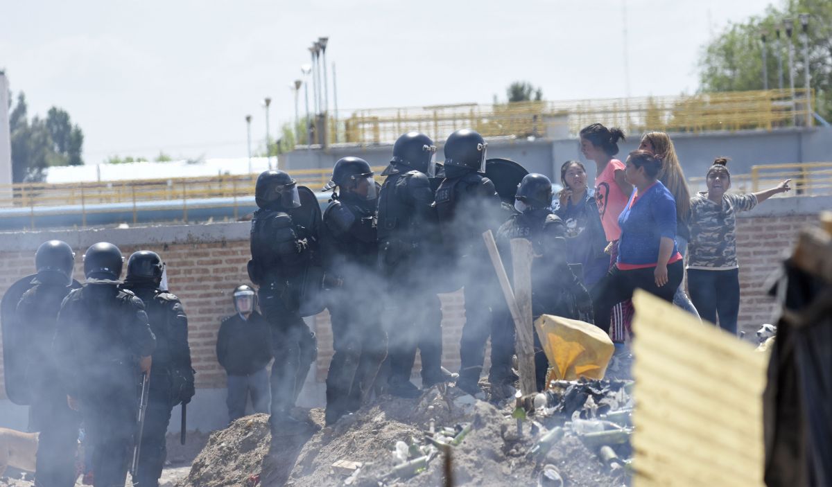 Durante el fin de semana los enfrentamiento entre ocupantes y policía fue constante. Fueron desalojados y ahora reclaman por sus pertenencias.