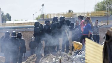 Durante el fin de semana los enfrentamiento entre ocupantes y policía fue constante. Fueron desalojados y ahora reclaman por sus pertenencias.