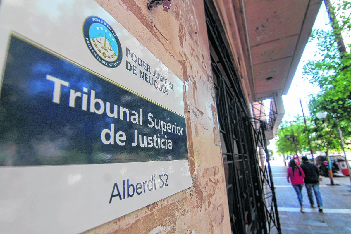 Los empleados judiciales de Neuquén se movilizarán hoy hacia el Tribunal Superior de Justicia para exigir una actualización salarial. (Foto: Archivo).-