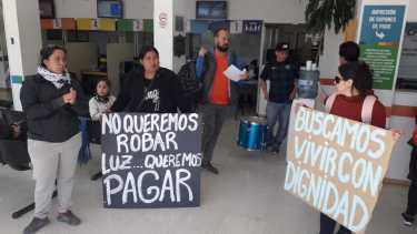 Los manifestantes resaltaron que quieren pagar la luz, no robarla. (Maurio Pérez).-