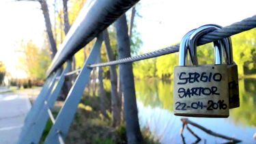 Uno de los primeros candados del Paseo Costero a orillas del Río Limay. Foto: Mauro Pérez. 