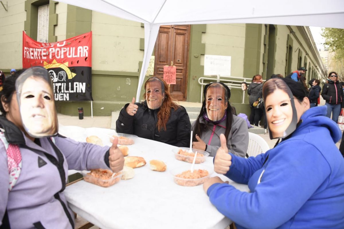 "Almorzando con Vanina Merlo" titularon la protesta de hoy las organizaciones sociales. (Juan Thomes).-