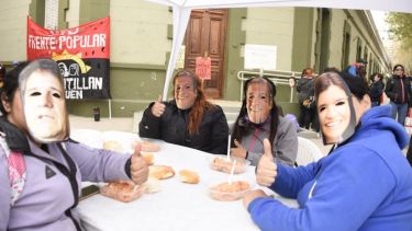 "Almorzando con Vanina Merlo" titularon la protesta de hoy las organizaciones sociales. (Juan Thomes).-