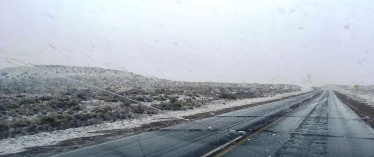 Los conductores que llegaban a Zapala se encontraron con nieve acumulada a los costados de la ruta. Foto: gentileza.-