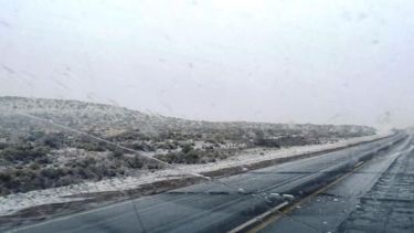 Los conductores que llegaban a Zapala se encontraron con nieve acumulada a los costados de la ruta. Foto: gentileza.-