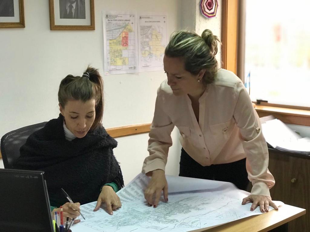 La concejal de Cambiemos Jorgelina González y Rocío Casamayor que reemplazará a la edil del ARI, Karina Montecinos.