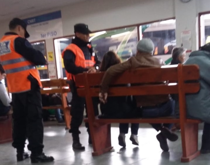 Ayer policías federales solicitaban DNI a pasajeros en la terminal de Bariloche.