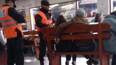 Ayer policías federales solicitaban DNI a pasajeros en la terminal de Bariloche.