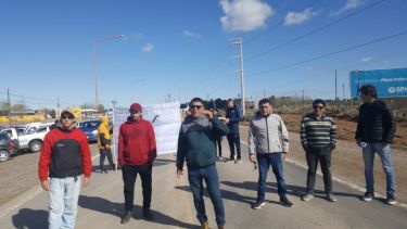 Los desocupados cortaron la ruta 22, en el ingreso a Plaza Huincul, desde esta mañana. (Andrea Vázquez).-