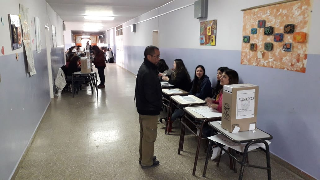 Poca cantidad de votantes en el inicio de los comicios en Viedma. Fotos: Marcelo Ochoa