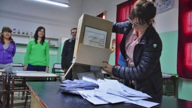 Comenzó el escrutinio en la capital rionegrina. Foto: Marcelo Ochoa.