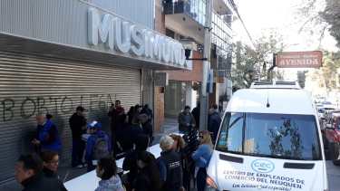 Los trabajadores protestaron frente a una de las sucursales de Musimundo que permanece cerrada. 