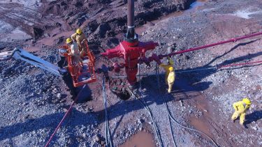 Después de casi un mes, lograron apagar el fuego en el pozo de YPF