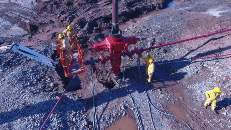 Después de casi un mes, lograron apagar el fuego en el pozo de YPF