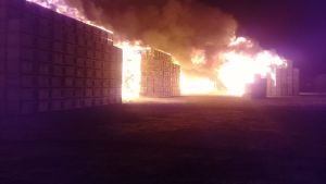 Voraz incendio en un galpón de empaque de Regina