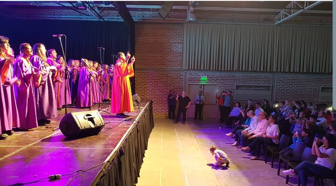 El gospel, antes de los discursos. En primera fila, el vicegobernador electo y los exministros y candidatos del oficialismo para el Senado y Diputados.