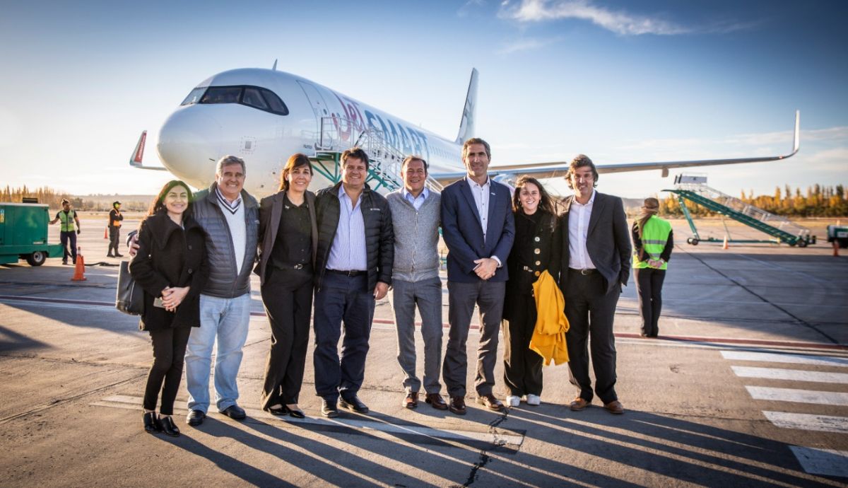 Funcionarios del gobiernoo provincial y representantes de la empresa JetSmart inauguraron el vuelo directo entre Neuquén y Rosario. (Gentileza).