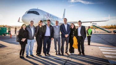 Funcionarios del gobiernoo provincial y representantes de la empresa JetSmart inauguraron el vuelo directo entre Neuquén y Rosario. (Gentileza).