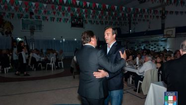 El gobernador y el intendente de Roca, el sábado por la noche en Italia Unida.