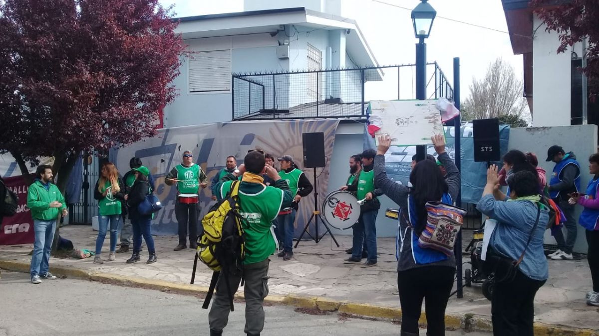 Dirigentes de la CTA Autónoma se manifestaron frente al Consulado de Chile en Bariloche. Gentileza